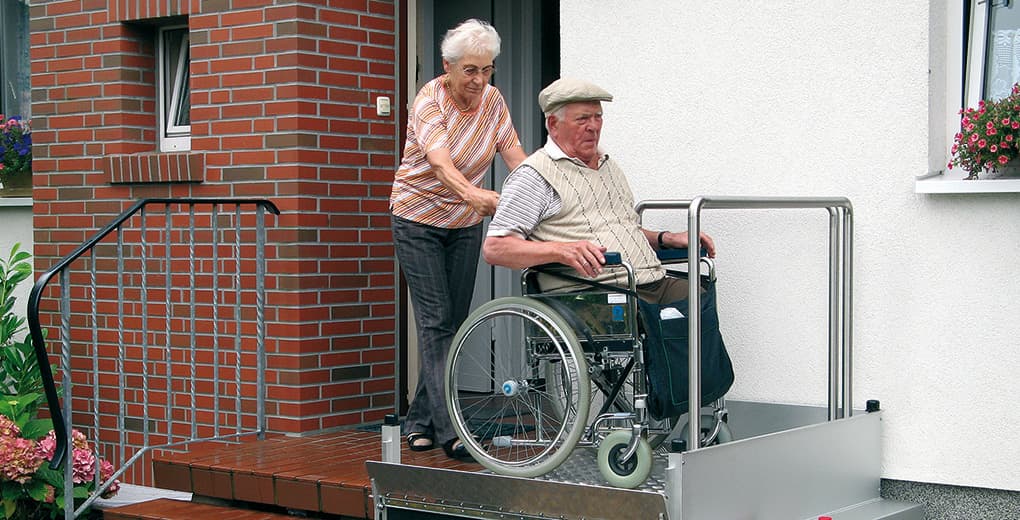 Lehmann Hebelifte: Ehepaar mit Rollstuhl auf HBL 300